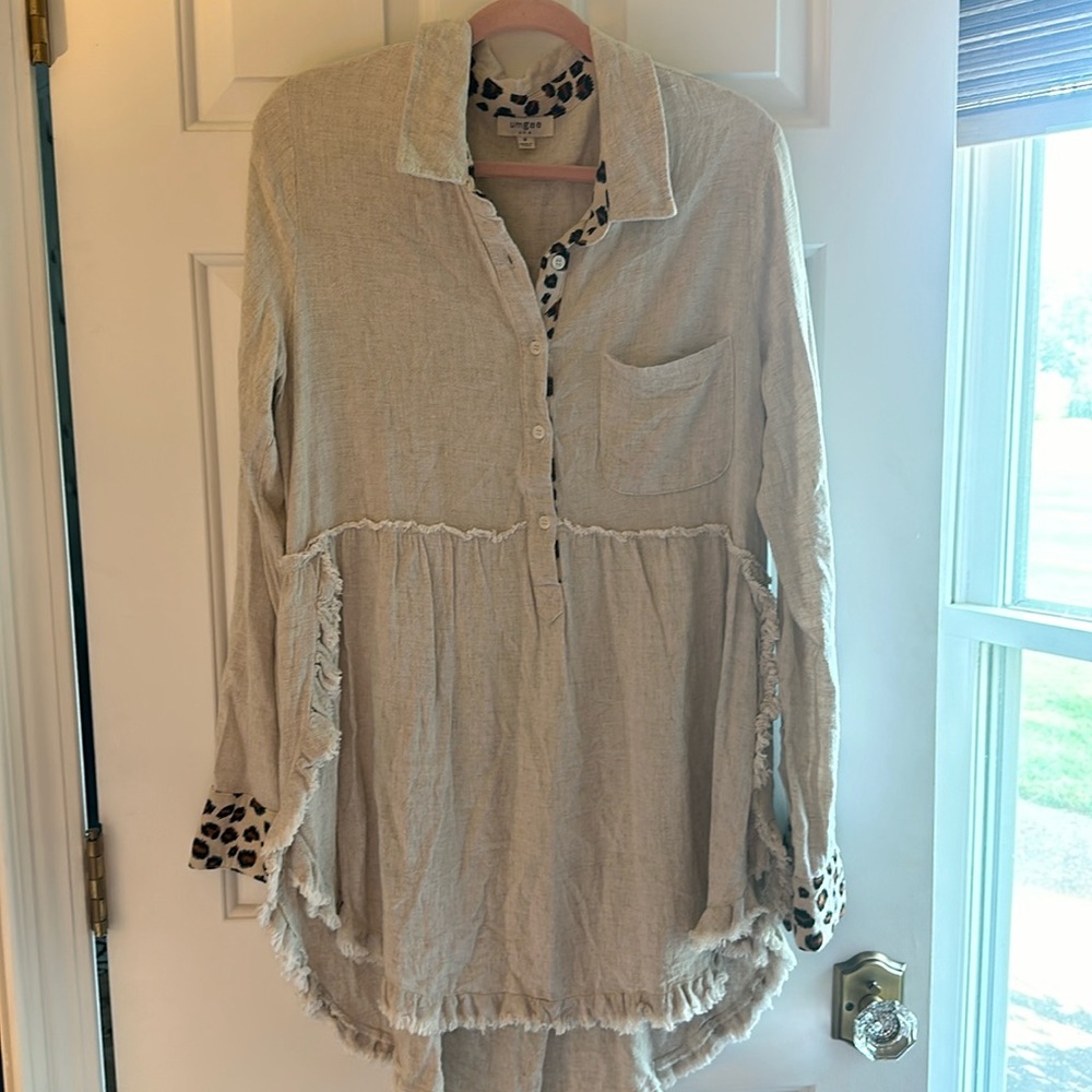 Umgee beige tunic with leopard accents Size M